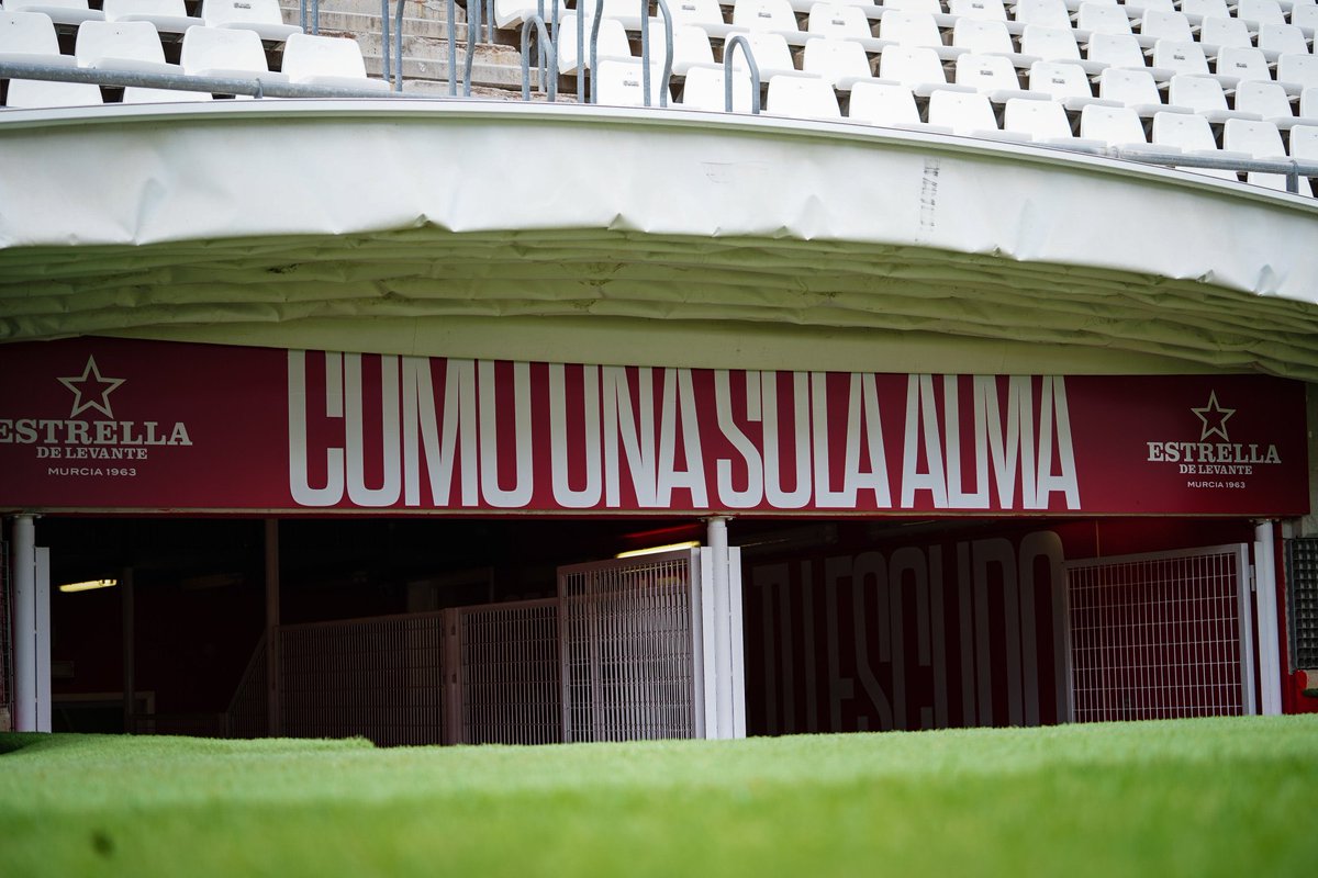 RealMurcianismo's tweet photo. Ser del Real Murcia es sinónimo de sufrimiento y esta temporada no iba a ser menos.

2 semanas por delante de agonía por un posible descenso a 2RFEF.

Solo queda estar unidos, apoyar y sacar la situación. El murcianismo depende de estos jugadores.

VAMOS, REAL 🔴🔴 https://t.co/MrxPbqya2U