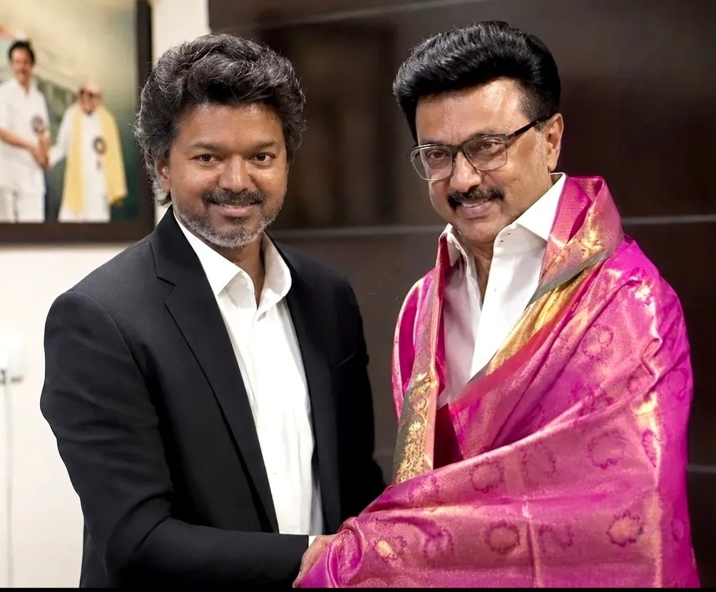 Pandi2006M's tweet photo. மரியாதை நிமித்தமாக முதலமைச்சர் விஜய் அவர்கள் முன்னாள் முதல்வர் ஸ்டாலினை சந்தித்தார் @CMOTamilnadu
@TVKVijayHQ @mkstalin
#Helathypolitics 
#CMJosephVijay‌ https://t.co/E6mWzbi4sJ