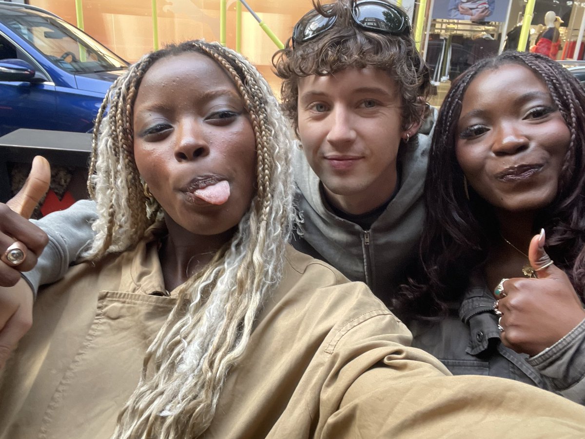 Troye Sivan Brasil tweet media