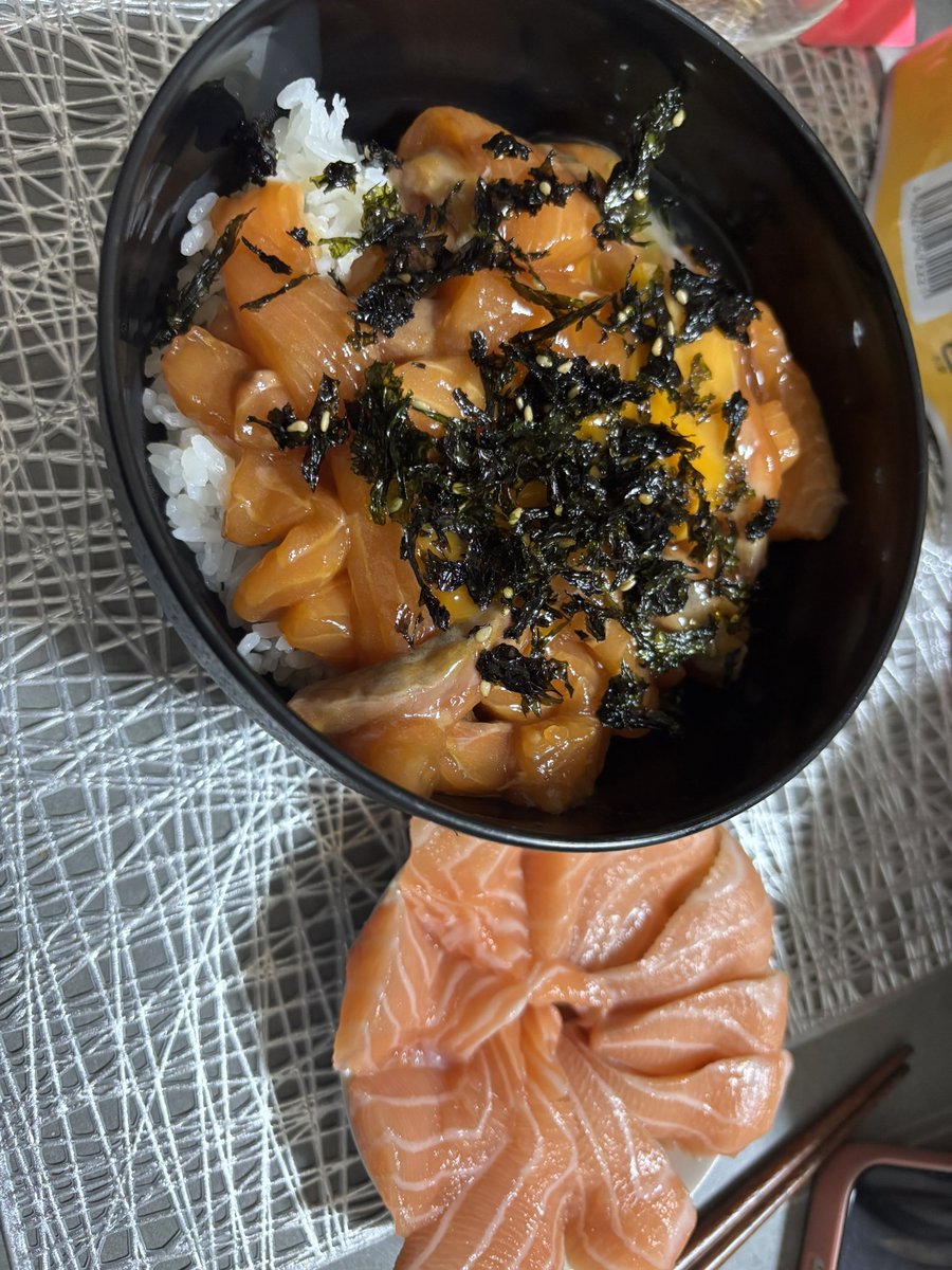 KT_Sentinel's tweet photo. 本日はロピアで買ったサーモンでユッケ丼‼️(っ'ワ'c)ｻｧｧｯﾓｫｵｵｫｵｵｵｫﾝﾝ
卵破れてしょぼん(´･ω･｀) https://t.co/VfQCASnKzG