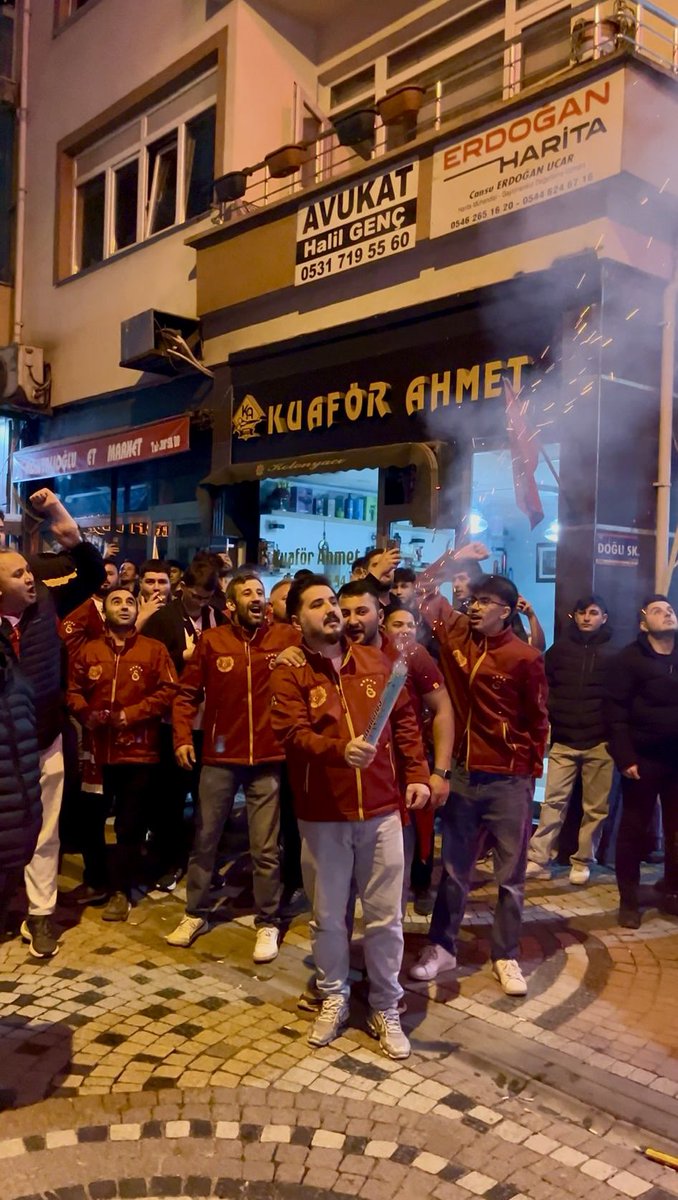 ASerkutDemirel's tweet photo. Bir vizyon meselesi 😎
#DörtdörtlükŞampiyon
26.Şampiyonluğumuz kutlu olsun
#uABulancak #uAYurtiçi #Galatasaray #Hedef27 https://t.co/xsCIu1b7OX