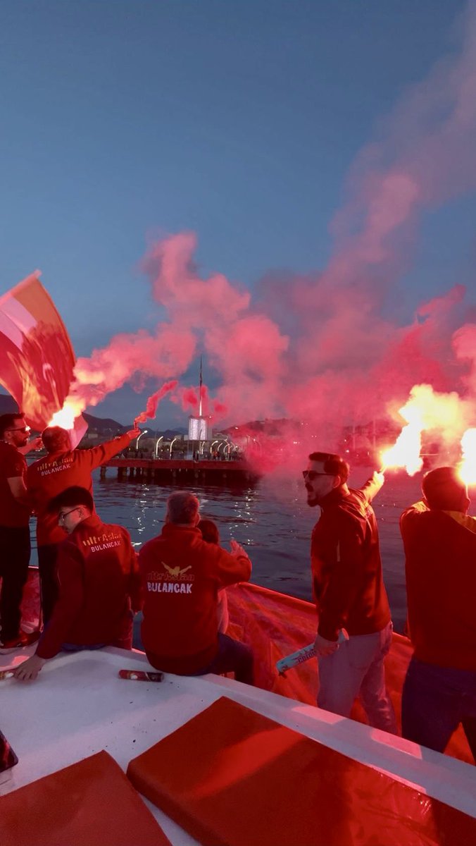 ASerkutDemirel's tweet photo. Bir vizyon meselesi 😎
#DörtdörtlükŞampiyon
26.Şampiyonluğumuz kutlu olsun
#uABulancak #uAYurtiçi #Galatasaray #Hedef27 https://t.co/xsCIu1b7OX