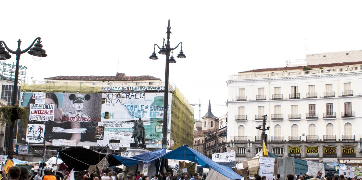ArchivosEst's tweet photo. ¿Recuerdas cómo se gestó esta protesta? En los #15añosdel15M, el Archivo Histórico de los Movimientos Sociales #AHMS destaca el fondo fotográfico de Carlos Melchor Pujolar, clave para entender #AcampadaSol y el espíritu de una generación.
Descubrelo aquí: https://t.co/PEE6uiSB1c https://t.co/ia4okSxCEM