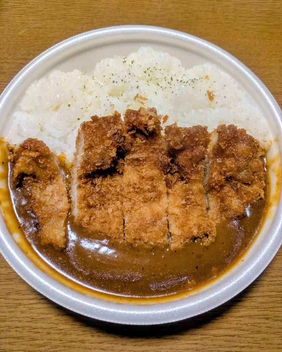 SM00THTYPE's tweet photo. 夕飯できた🤭
今宵はチルドの広島産カキフライを揚げたよ！日生産より百円高かったから旨いに違いない🥹ﾋﾞﾝﾎﾞｰｼﾞﾀ
あとは土曜日に夜食で食べようと思って忘れてたセブンのカツカレーで…
いただきまーす！🙏😋
どちら様もオツカレサマー！🍻✨️ https://t.co/4J55sS7nqA