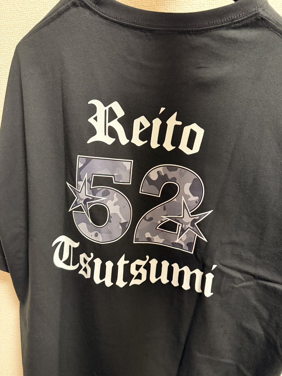 kaito_gin's tweet photo. 今日からこれ着てトレーニングするからリヤドに間違って呼ばれるかもしれない()
枚数限定らしいので、欲しい方はアナウンスされたら是非お買い求めを！ https://t.co/Pad1xiHPov