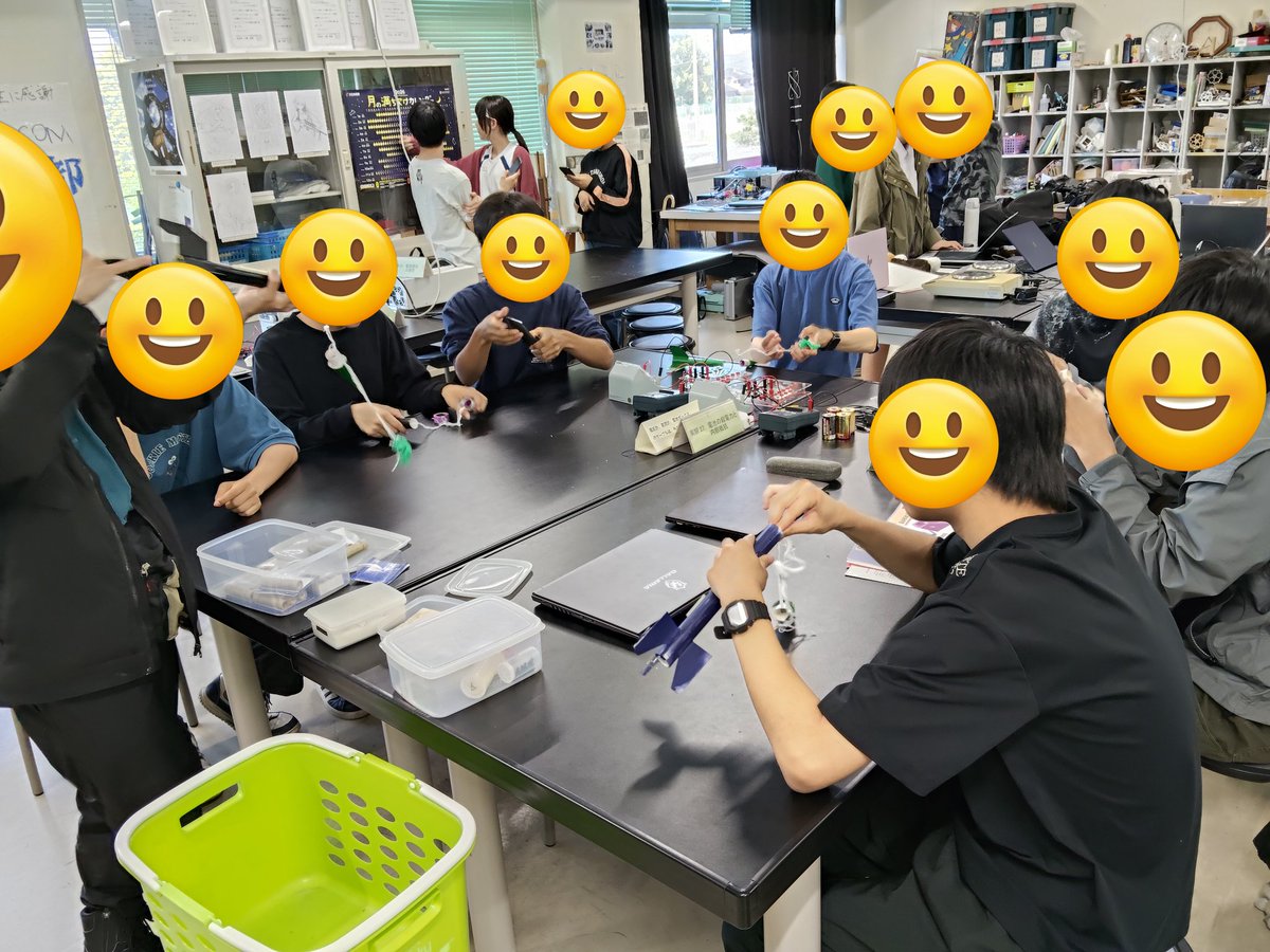 knct_phys's tweet photo. 新入部員の初ロケット
打ち上げ準備中！ https://t.co/KeH9wuhHpy