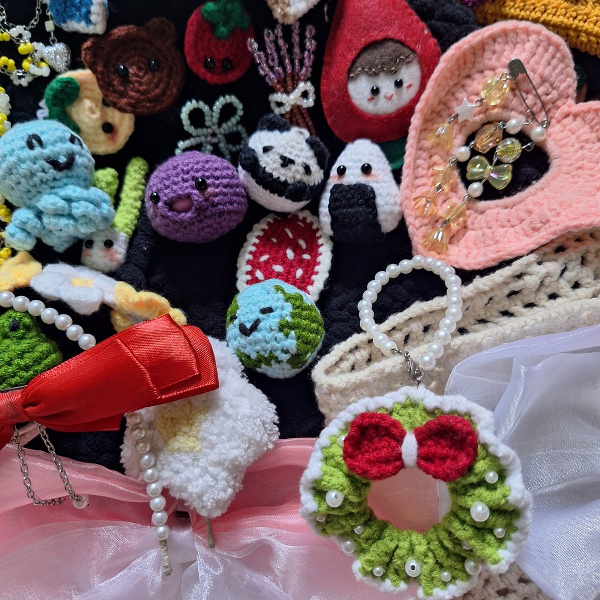 matoo_alee's tweet photo. Hii hii gess👋👋
Ini hasil produk rajutan akuu😚
Ada yang minatt ganci, pita, dan printilan lucuu ini gaa??? Yang mau boleh reply yaa..
Kira kira kalau aku jadiin blindbox kalian tertarik gaa?😊✨️
#crochet #zonauang #keychain #handmade https://t.co/6VcYsZ7H2C