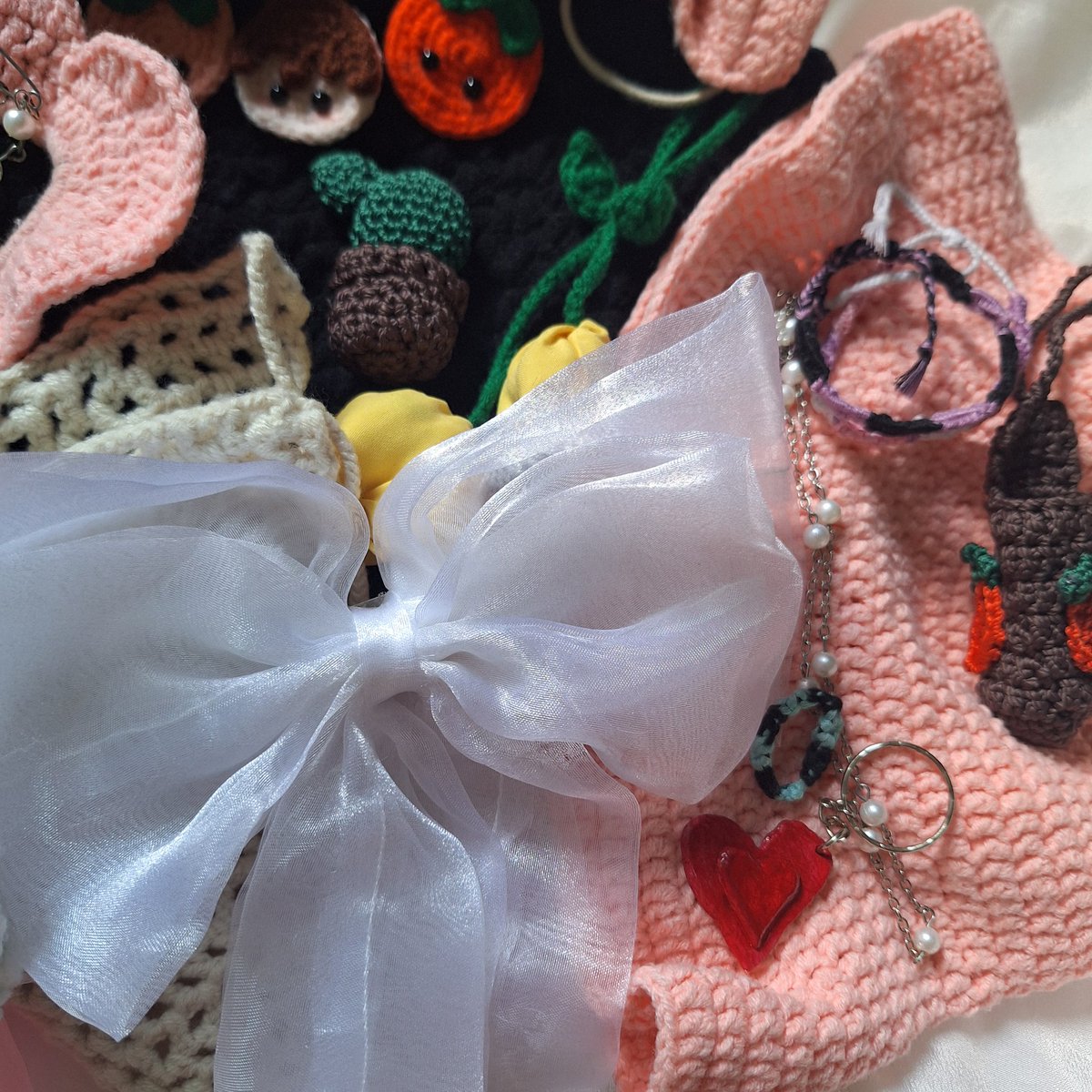 matoo_alee's tweet photo. Hii hii gess👋👋
Ini hasil produk rajutan akuu😚
Ada yang minatt ganci, pita, dan printilan lucuu ini gaa??? Yang mau boleh reply yaa..
Kira kira kalau aku jadiin blindbox kalian tertarik gaa?😊✨️
#crochet #zonauang #keychain #handmade https://t.co/6VcYsZ7H2C