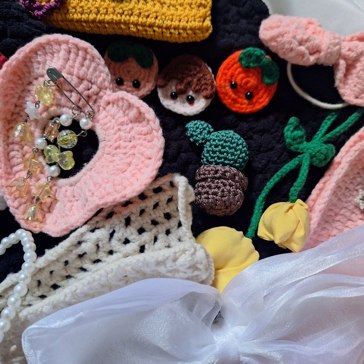 matoo_alee's tweet photo. Hii hii gess👋👋
Ini hasil produk rajutan akuu😚
Ada yang minatt ganci, pita, dan printilan lucuu ini gaa??? Yang mau boleh reply yaa..
Kira kira kalau aku jadiin blindbox kalian tertarik gaa?😊✨️
#crochet #zonauang #keychain #handmade https://t.co/6VcYsZ7H2C