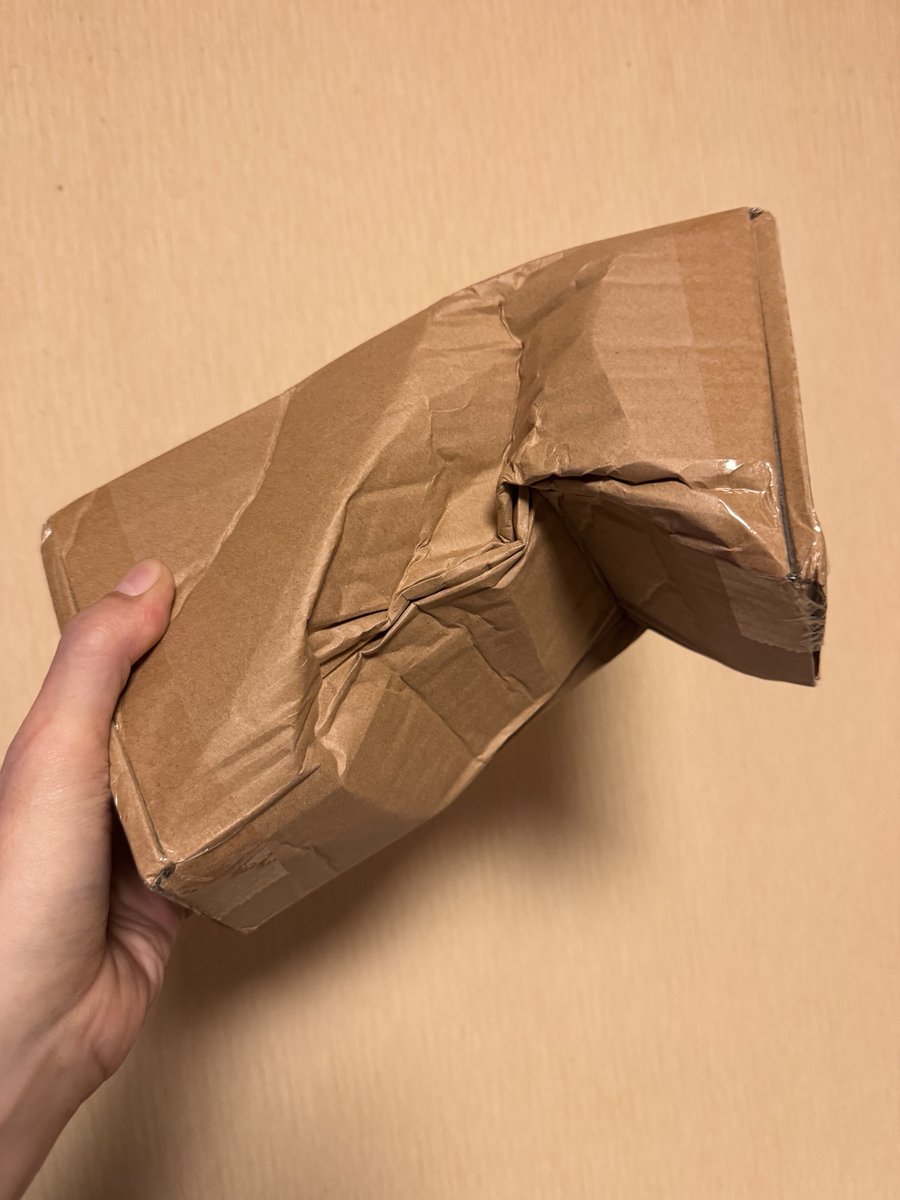 進行中案件の成型サンプルが工場から届いたんですけど海外からの航空便国際輸送貨物の扱いなんてこんなもんですよ 
