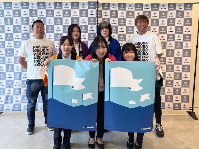 koubafes's tweet photo. 【学生デザインチーム「プリプレス」始動！】
今年も「燕三条 工場の祭典」では産学連携プロジェクトの一つとして、
デザインを学ぶ大学生・大学院生・専門学生で構成する
学生デザインチーム「プリプレス」を発足しました！

プリプレスは、工場の祭典の広告物やグッズなど、
イベント全体のクリエイティブ制作を行います！

最初の仕事は「燕三条 工場の祭典2026」のキービジュアル制作。
今年はどんなデザインになるのか…！
お披露目をぜひ楽しみにお待ちください。

※添付写真は2025年の活動の様子です。

現在、「燕三条 工場の祭典2026」の参加工場も引き続き募集中です！

▼参加締切
2026年5月30日（土）17:00まで

▼詳細・お申込みはこちら
 https://t.co/ZtbSsdC3ax

皆さまのご参加をお待ちしております！

#燕三条工場の祭典 #燕三条 #工場見学