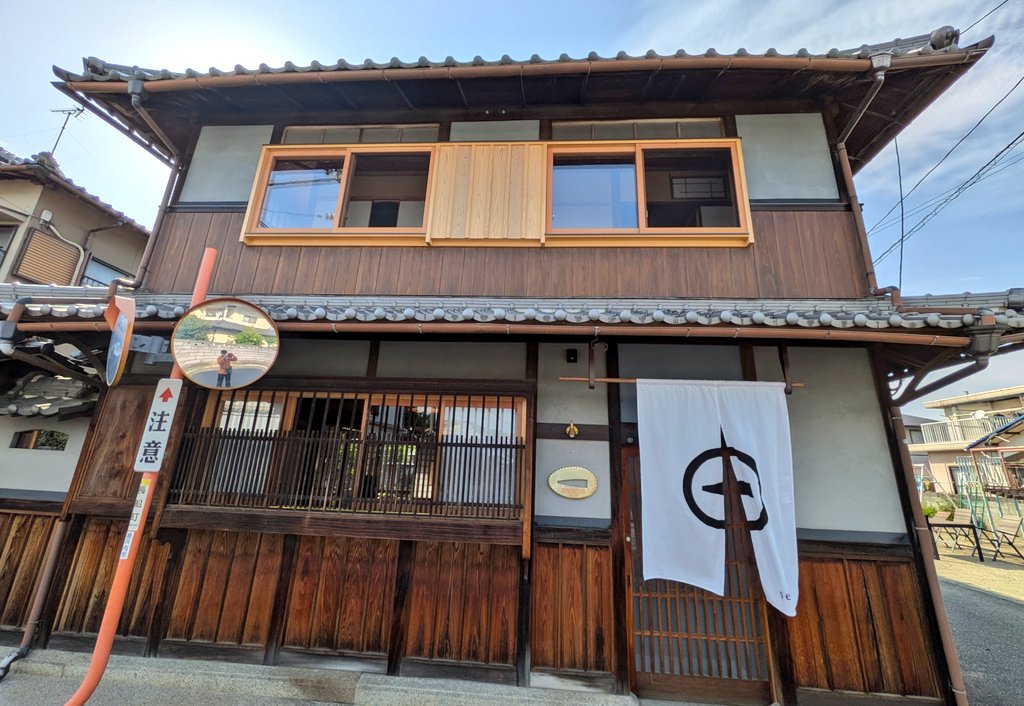8jyo_ukita's tweet photo. 瀬戸内市長船、福岡の町
「東原邸」と呼ばれていた愛すべき古民家が「seppa」として宿泊出来る施設になったらしい　ので立ち寄ってみた。

以前(1枚目)は苔むした庭が明るくなり、各部屋も古き良きを残した改築で善き哉🌸

付近にコンビニ等無く、夜は暗いが、そんなところも昔の福岡を楽しむには良し https://t.co/xQ4GUB5YZN