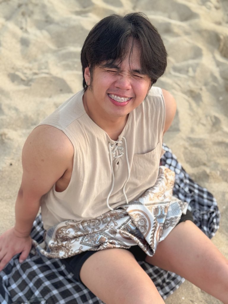 CharliePicklee's tweet photo. Sunkissed and blissed ☀️⛱️ https://t.co/iPBtVjVI7M