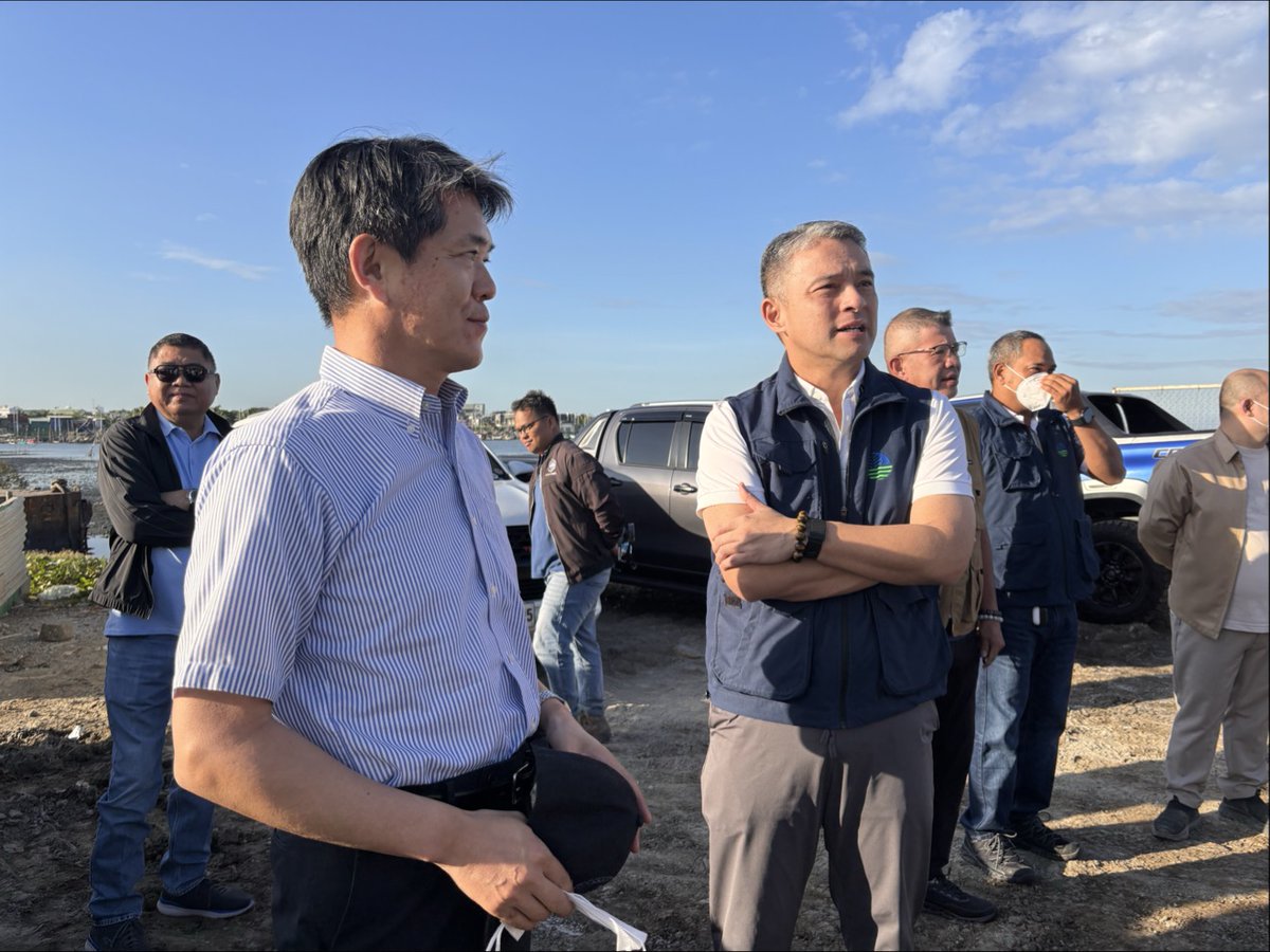 AmbJPNinPH's tweet photo. Mr. President @bongbongmarcos, I’m glad Japan could be of help. I personally went to the site this morning and I’m relieved to see that the situation has been steadily addressed. 🇯🇵 remains a committed partner to the 🇵🇭 in times of crisis.  #KasamaNiyoKami https://t.co/kzYJc7zm8k