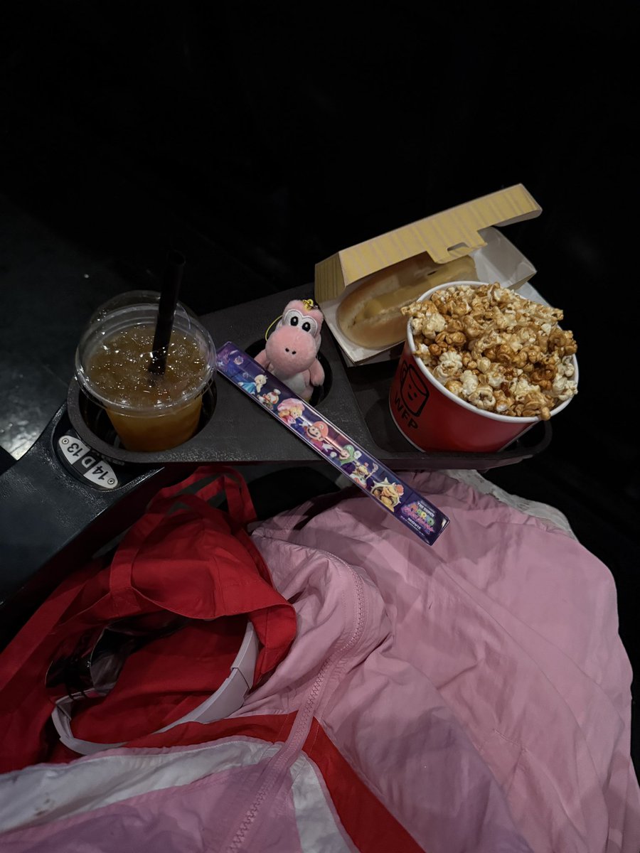 muissa92's tweet photo. ちょ、ヨッシー推しで楽しみだなあってマリオ見に行ったら見てた前半から全く違う感情で映画見終わってしまった…聞いてないぞあんなメロ男出るなんて…ニックに引き続きキツネは結局メロい🦊フォックスグッズ求ム……… https://t.co/NKGgEqkcjq