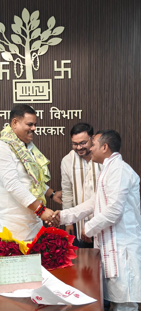 AjitYadav_Neta's tweet photo. बिहार सरकार के गन्ना उद्योग विभाग के मंत्री आदरणीय संजय पासवान जी को पदभार ग्रहण करने पर मिलकर बधाई दिये। 

#BiharPolitics #NDA #samratchoudhary https://t.co/sgquf9CwNc