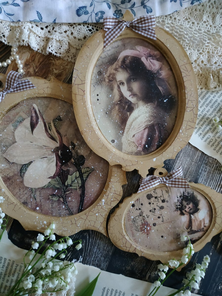 Depthofsouls_pl's tweet photo. Zawieszki ręcznie zdobione w technice decoupage z użyciem farb akrylowych w odcieniach beżu, brązu i bieli. Ozdoby utrzymane w stylu vintage. https://t.co/KLogPPEQYV