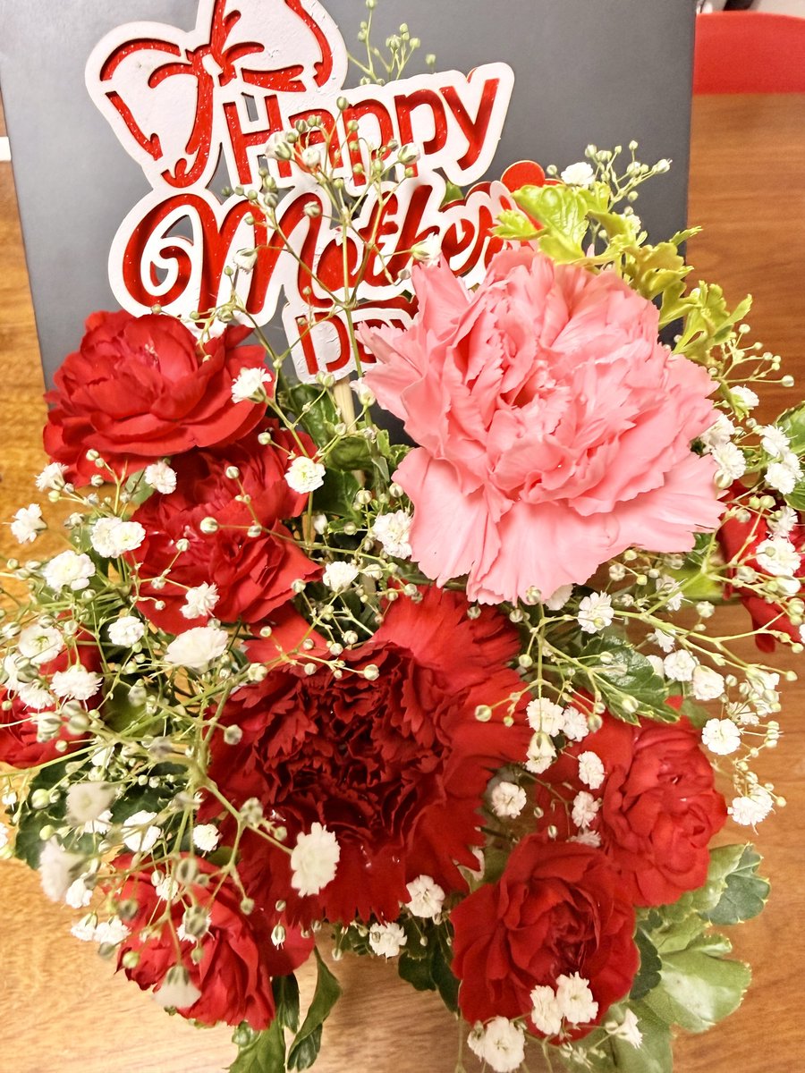 graphnetwork's tweet photo. ＼本日もお疲れ様でした！／

昨日は母の日でしたね💐 
世のお母様方、毎日本当にお疲れ様です！
私は昨日の余韻(お花)に癒やされつつも、 
月曜日までしっかり週末の疲れを引きずっております😂
徐々に体力を回復させて、今週も頑張っていきたいと思います💪

明日も皆様にとって良い一日になりますように！✨

#企業公式がお疲れ様を言い合う 
#企業公式相互フォロー