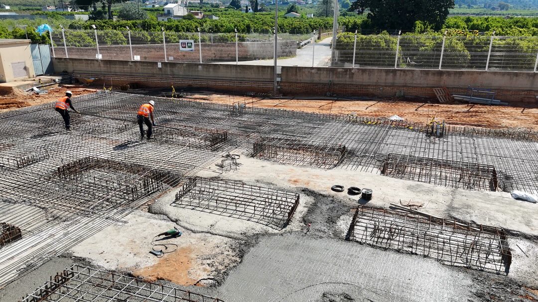 GrupoCeremon's tweet photo. 𝐍𝐚𝐯𝐞 𝐢𝐧𝐝𝐮𝐬𝐭𝐫𝐢𝐚𝐥 de producción (𝐚𝐥𝐢𝐦𝐞𝐧𝐭𝐚𝐜𝐢ó𝐧).
Ejecución de cimentación superficial mediante losa armada y refuerzos en zonas de apoyo, en fase de colocación de ferralla y preparación para hormigonado.
#BIM #EdificacionIndustrial #arquitectura https://t.co/QKpBj0nBDe