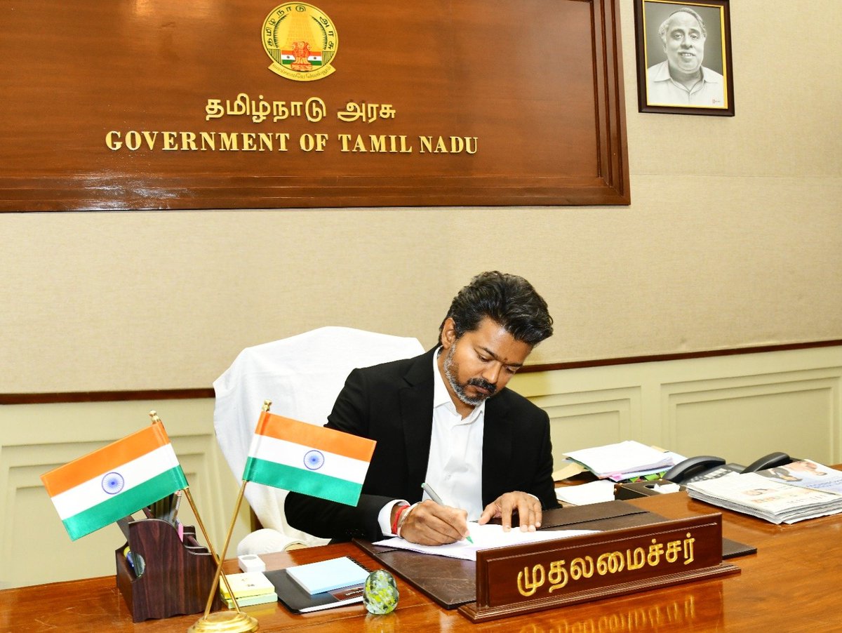 CMPChange's tweet photo. தமிழ்நாட்டின் முதலமைச்சராக பொறுப்பு ஏற்று இருக்கும் சி. ஜோசப் வ��ஜய்க்கு மாற்றத்திற்கான ஊடகவியலாளர் சங்கம் சார்பாக வாழ்த்து...

பத்திரிகையாளர்களின் நலன் மற்றும் ஊடக சுதந்திரம்,  பாதுகாப்பை உறுதி செய்யும் ஒரு அரசாக இந்த அரசு அமைய வேண்டும் என்று வலியுறுத்துகிறோம்... https://t.co/sJwkBB8eTG