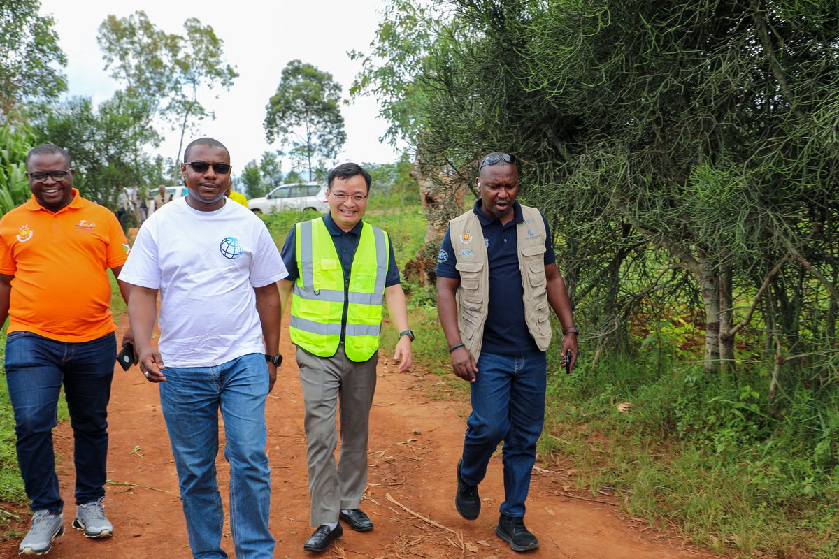 seticburundi's tweet photo. #SETIC 1/3Visite des infrastructures de télécommunication de @viettel_burundi dans les provinces de @burungaProvince& @Gitega dans le cadre du contrat liant @viettel_burundi& @PafenBurundi pour renforcer la connectivité&sur financement de @Banquemondiale.@BurundiGov @FinancesBdi https://t.co/qBHBFhB9HB