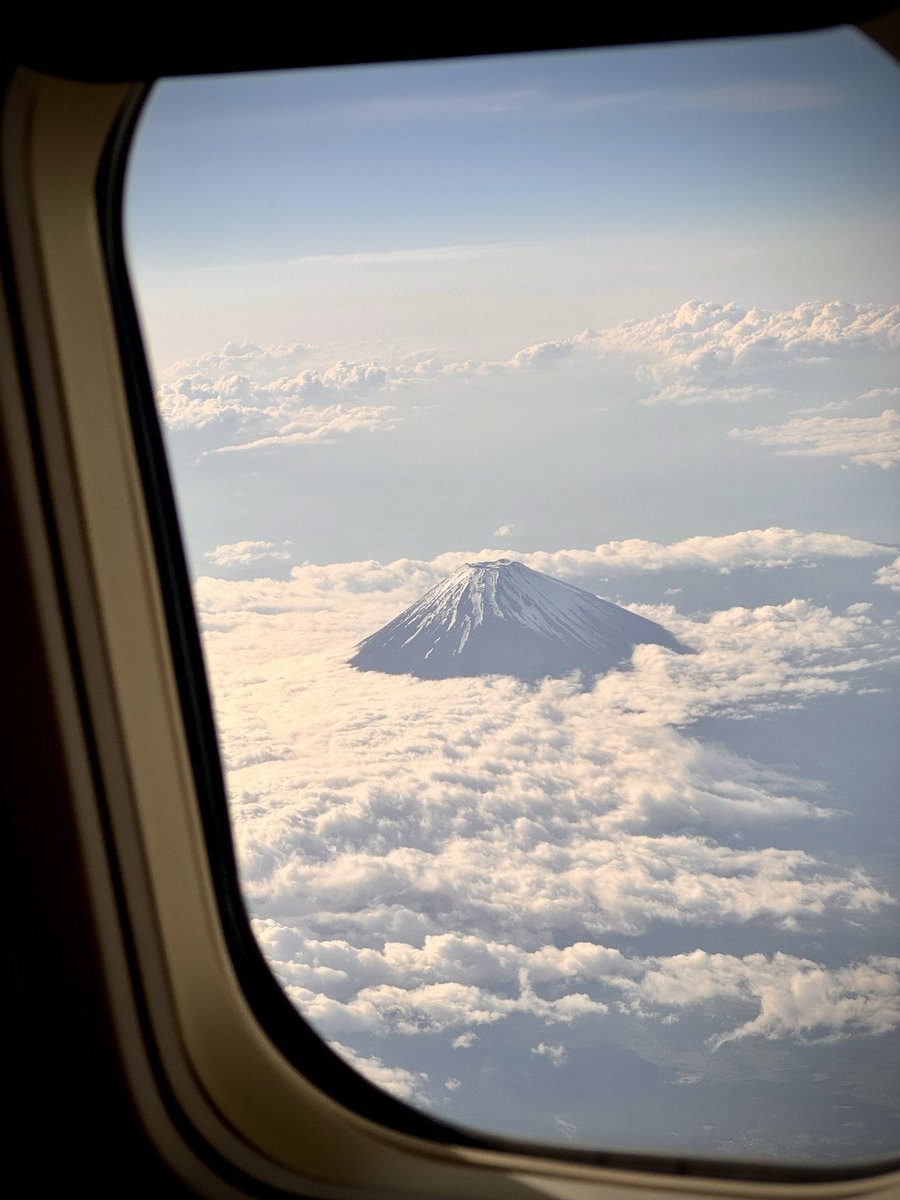 junteramoto's tweet photo. 富士山上空
#富士山
 #JAL https://t.co/jrDiCQ8QuY
