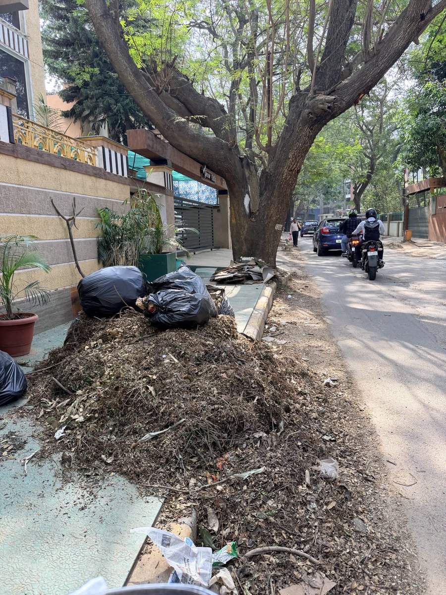 navinzmail's tweet photo. @GBA_office @GBAChiefComm Also see brunton road primrose
Road Magrath Road commissariat Road Gen thimmiah road all in pathetic state https://t.co/O5v8P1e7r0