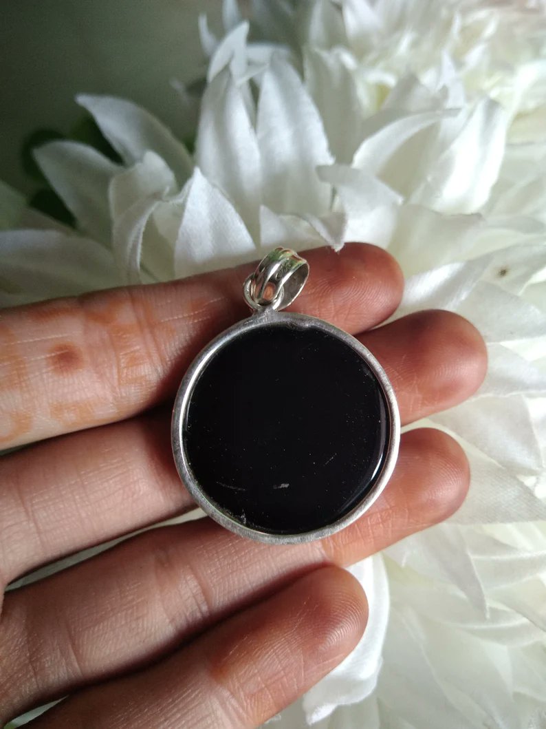 jewelrycreatio1's tweet photo. Black Onyx Pendant, 925 Silver Large Round Onyx Pendant, 30 mm Stone, Casual Wear , Boho Chic Pendant, Onyx Jewelry, Anniversary Gift Her
Buy At:
https://t.co/8WuclKqgyM
#Naturalonyxpendant #Minimalistpendant #Blackstonependant #Healingcrystalpendant #Daintypendant #Giftforfather https://t.co/qI7SrJQcYO