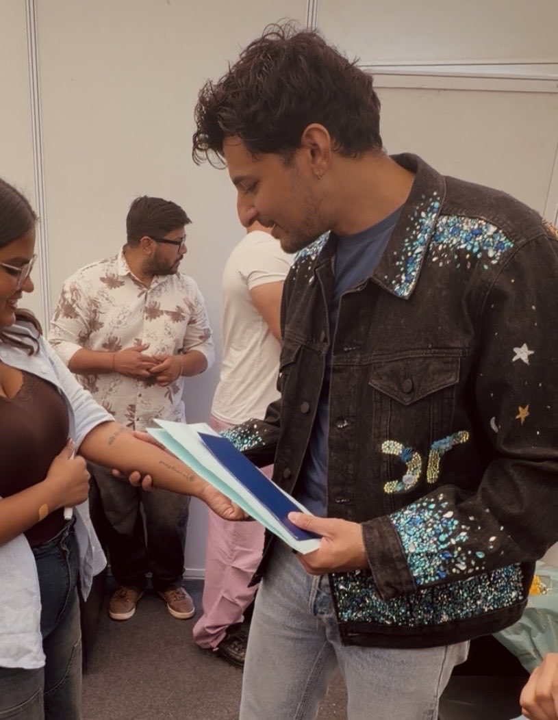 Srushtii_dz's tweet photo. DARSHAN RAVAL AND THE WAY HE GENTLY HOLDS YOU, HIS HAND PLACEMENTS, HIS CHIN RESTS are to d!e for!💙💙 https://t.co/wDRvvMRHnC