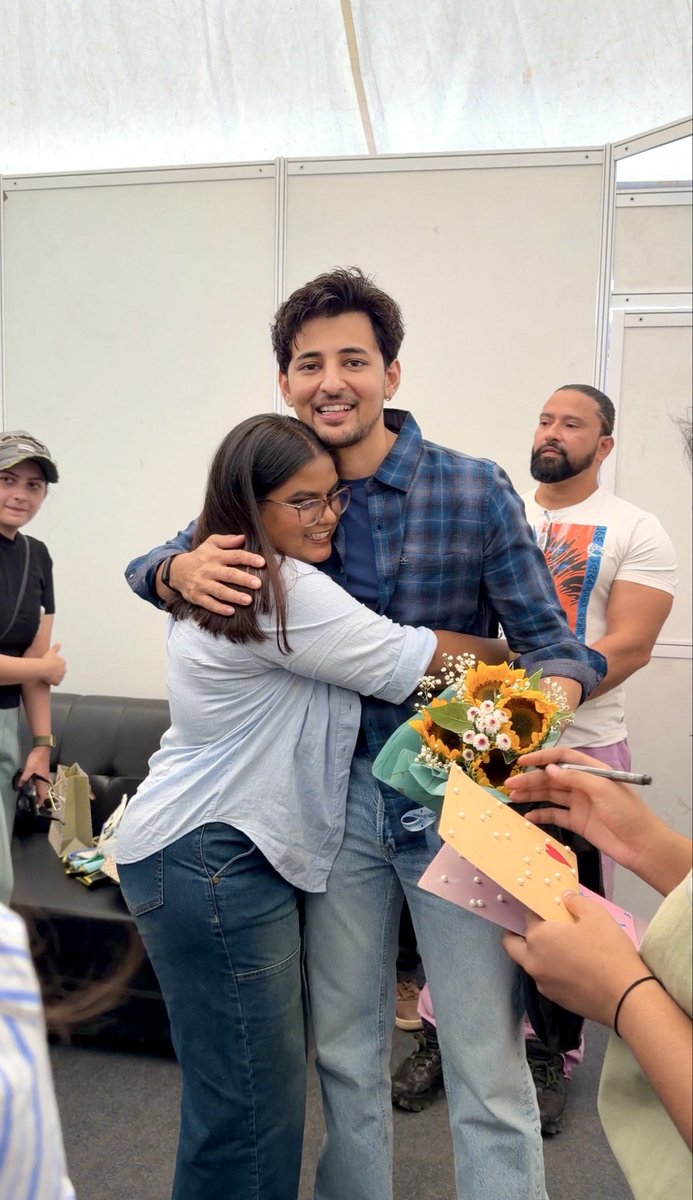 Srushtii_dz's tweet photo. DARSHAN RAVAL AND THE WAY HE GENTLY HOLDS YOU, HIS HAND PLACEMENTS, HIS CHIN RESTS are to d!e for!💙💙 https://t.co/wDRvvMRHnC