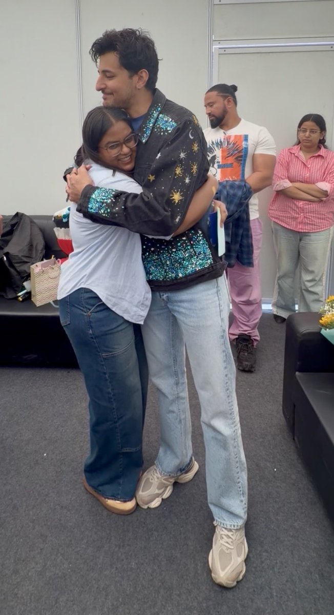 Srushtii_dz's tweet photo. DARSHAN RAVAL AND THE WAY HE GENTLY HOLDS YOU, HIS HAND PLACEMENTS, HIS CHIN RESTS are to d!e for!💙💙 https://t.co/wDRvvMRHnC