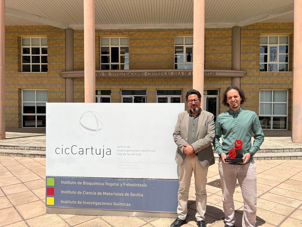 cicCartuja's tweet photo. Jesús Campos, del @IIQ_US_CSIC, enseña junto con Noureddine Khiar, director de cicCartuja y Joaquín López, director del IIQ el galardón “María Teresa Toral” que recibió esta semana https://t.co/iGleVMi2Ek