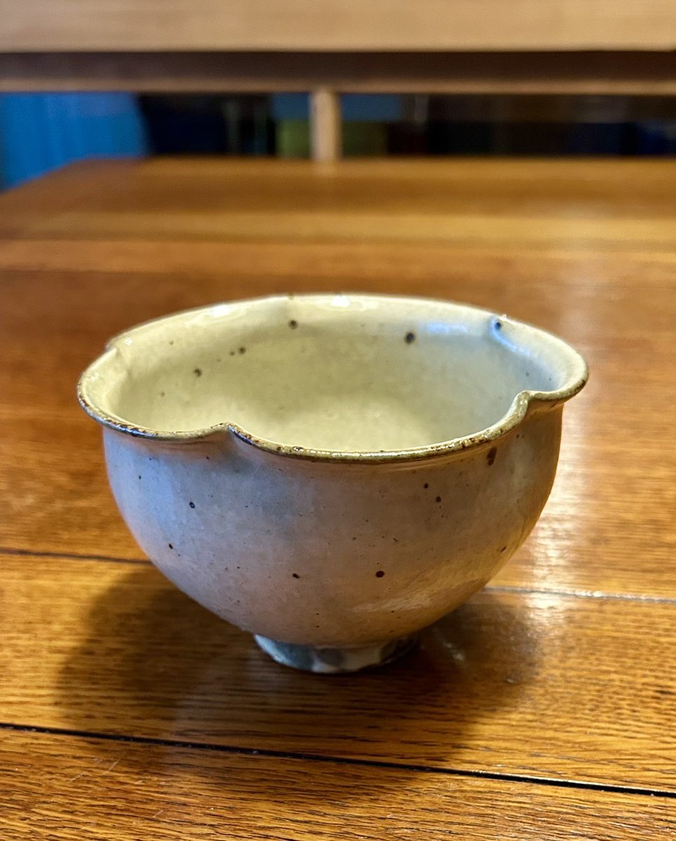 ontheBuffet's tweet photo. 【花型のうつわ】

うつわの定番のモチーフのひとつに「花型のうつわ」があります。「花」をモチーフにした花びらを思わせるリムのデザインのうつわです。いろんな時代に、いろんな作家さんが手掛けてきました。「花」がどのように表現されているのかを見るのはとても楽しいものです。

【花型の鉢｜Flower-shaped Pot】
https://t.co/FA7tOq3JBs

信楽で高い人気を誇る「古谷製陶所」の作品です。
リムの花びらの形が可愛くて、両手ですっぽり包むように持つとほんわりとした幸せな気分になります。花の柔らかい表情を表現した、作り手の温もりが感じられる鉢です。

【小鉢 花びらリム｜Small Bowl with Petal Rim】
https://t.co/tGfb7W0MO6

有田の陶芸作家「川口武亮」さんの一点物の作品です。
花の形と貫入の表情が美しく、思わず見入ってしまいます。花びらを表現したフォルムが魅力的です。リムまわりと高台周辺に表れている土の表情が上品なアクセントになっています。

【小鉢 中 有田 源六焼 染錦 金彩 三葉文 輪花皿｜Small Bowl, Medium Size, Arita Genroku ware, Dyed Brocade, Gold Leaf, Trefoil Pattern, Ring Flower Plate】
https://t.co/FYSZUWqb3q

源六窯は、明治〜昭和9年頃または40年頃廃業しています。幻の源六焼になります。絵付けをした上から透明釉薬をかけている釉下彩。輪花型のフォルムと上品で繊細な花柄の絵付けが上品です。

┈┈┈┈┈┈┈┈┈

on the Buffet について

各地を巡り出会った素敵なうつわや雑貨、ヴィンテージのウェブショップです。日本の古伊万里や伊万里をはじめ大切に受け継がれてきたうつわ、作家さんの魅力ある一点物、世界のヴィンテージ陶磁器など取り揃えています。

┈┈┈┈┈┈┈┈┈

⭕️ウェブショップ
▶︎https://t.co/btlEW2bZBj

┈┈┈┈┈┈┈┈┈

#やきもの好き
#焼き物好きと繋がりたい
#器好きな人とつながりたい
#食器集めが趣味
#おうちご飯