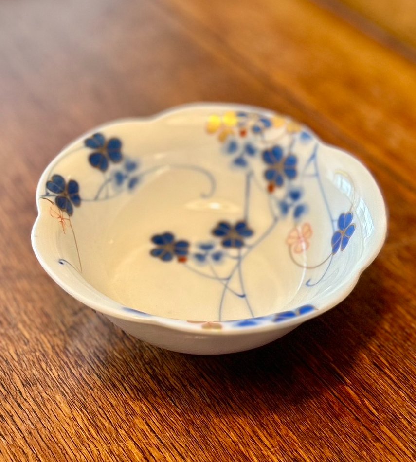 ontheBuffet's tweet photo. 【花型のうつわ】

うつわの定番のモチーフのひとつに「花型のうつわ」があります。「花」をモチーフにした花びらを思わせるリムのデザインのうつわです。いろんな時代に、いろんな作家さんが手掛けてきました。「花」がどのように表現されているのかを見るのはとても楽しいものです。

【花型の鉢｜Flower-shaped Pot】
https://t.co/FA7tOq3JBs

信楽で高い人気を誇る「古谷製陶所」の作品です。
リムの花びらの形が可愛くて、両手ですっぽり包むように持つとほんわりとした幸せな気分になります。花の柔らかい表情を表現した、作り手の温もりが感じられる鉢です。

【小鉢 花びらリム｜Small Bowl with Petal Rim】
https://t.co/tGfb7W0MO6

有田の陶芸作家「川口武亮」さんの一点物の作品です。
花の形と貫入の表情が美しく、思わず見入ってしまいます。花びらを表現したフォルムが魅力的です。リムまわりと高台周辺に表れている土の表情が上品なアクセントになっています。

【小鉢 中 有田 源六焼 染錦 金彩 三葉文 輪花皿｜Small Bowl, Medium Size, Arita Genroku ware, Dyed Brocade, Gold Leaf, Trefoil Pattern, Ring Flower Plate】
https://t.co/FYSZUWqb3q

源六窯は、明治〜昭和9年頃または40年頃廃業しています。幻の源六焼になります。絵付けをした上から透明釉薬をかけている釉下彩。輪花型のフォルムと上品で繊細な花柄の絵付けが上品です。

┈┈┈┈┈┈┈┈┈

on the Buffet について

各地を巡り出会った素敵なうつわや雑貨、ヴィンテージのウェブショップです。日本の古伊万里や伊万里をはじめ大切に受け継がれてきたうつわ、作家さんの魅力ある一点物、世界のヴィンテージ陶磁器など取り揃えています。

┈┈┈┈┈┈┈┈┈

⭕️ウェブショップ
▶︎https://t.co/btlEW2bZBj

┈┈┈┈┈┈┈┈┈

#やきもの好き
#焼き物好きと繋がりたい
#器好きな人とつながりたい
#食器集めが趣味
#おうちご飯
