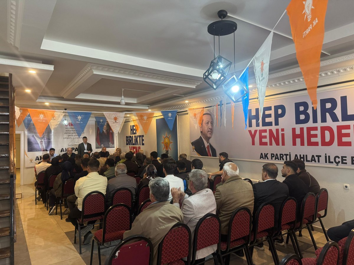 VedatMurseloglu's tweet photo. Milletvekilimiz Sayın @T_Bedirhanoglu ‘nun telefonla katıldığı Ahlat Teşkilatımızın tüm kademeleri ile bir araya geldiğimiz verimli bir danışma meclisi toplantısı gerçekleştirdik ilçe başkanımız belediye başkanlarımız kadın ve gençlik kolları başkanlarımız mahalle başkanlarımızla aynı hedef doğrultusunda kenetlendik
Toplantımızın hayırlara vesile olmasını diliyorum.@AkpaBitlis13 @EnginGunceoglu @medetilbars @Dogan_Daldagul @RamazannArkan