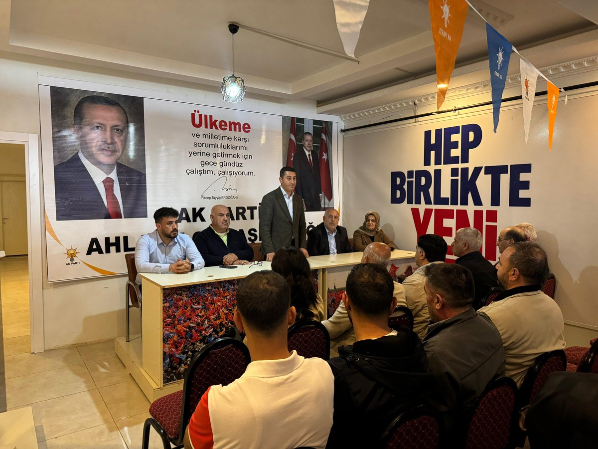 VedatMurseloglu's tweet photo. Milletvekilimiz Sayın @T_Bedirhanoglu ‘nun telefonla katıldığı Ahlat Teşkilatımızın tüm kademeleri ile bir araya geldiğimiz verimli bir danışma meclisi toplantısı gerçekleştirdik ilçe başkanımız belediye başkanlarımız kadın ve gençlik kolları başkanlarımız mahalle başkanlarımızla aynı hedef doğrultusunda kenetlendik
Toplantımızın hayırlara vesile olmasını diliyorum.@AkpaBitlis13 @EnginGunceoglu @medetilbars @Dogan_Daldagul @RamazannArkan