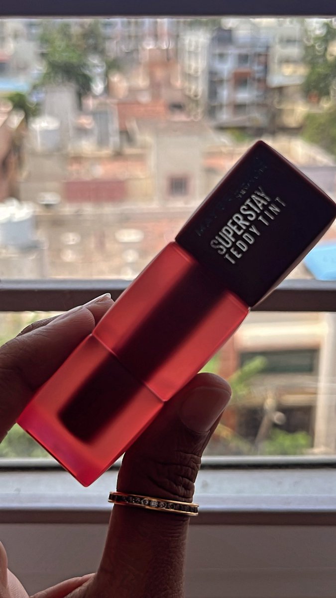 simpleton_set's tweet photo. Thakkali Penn, Noothi Muppadhu. 
Good job Maybelline. https://t.co/EiPl8yIiLJ