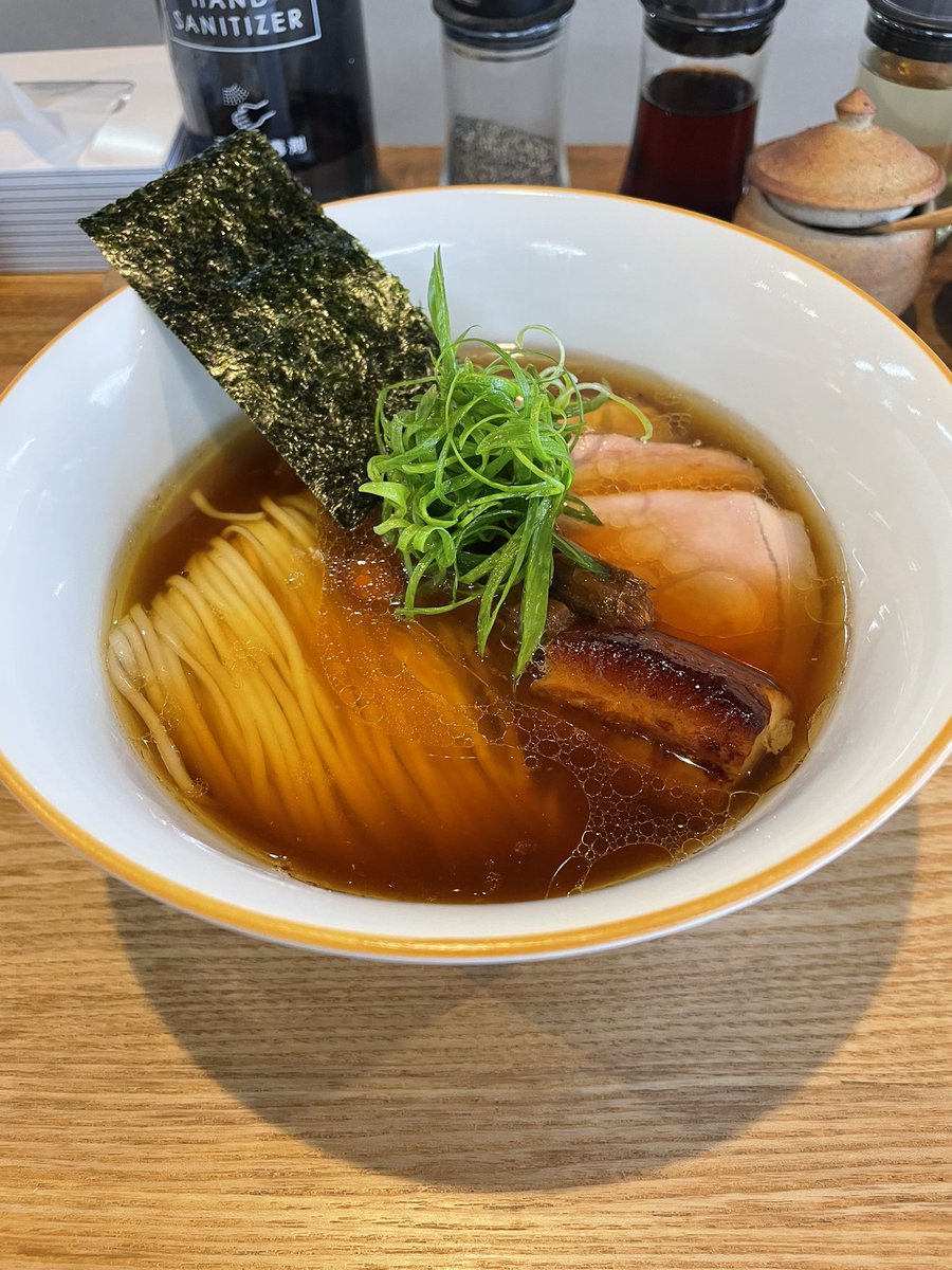kazu13hiro's tweet photo. YOKOKURA STOREHOUSEにてランチ。

美味かった！

誰かこの醤油ラーメンを作ったシェフを呼んでくれっ！ https://t.co/efLmUxApen