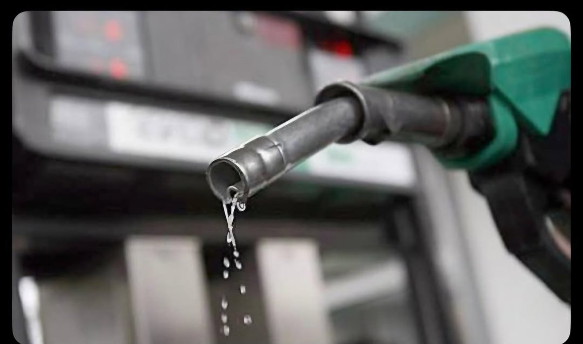 Numero101_'s tweet photo. No fewer than eight vessels carrying about 164,000 metric tonnes of petroleum products are expected at Nigerian ports as the Nigerian Midstream and Downstream Petroleum Regulatory Authority issues licences for fuel importation. https://t.co/4gg3Gg8wzk