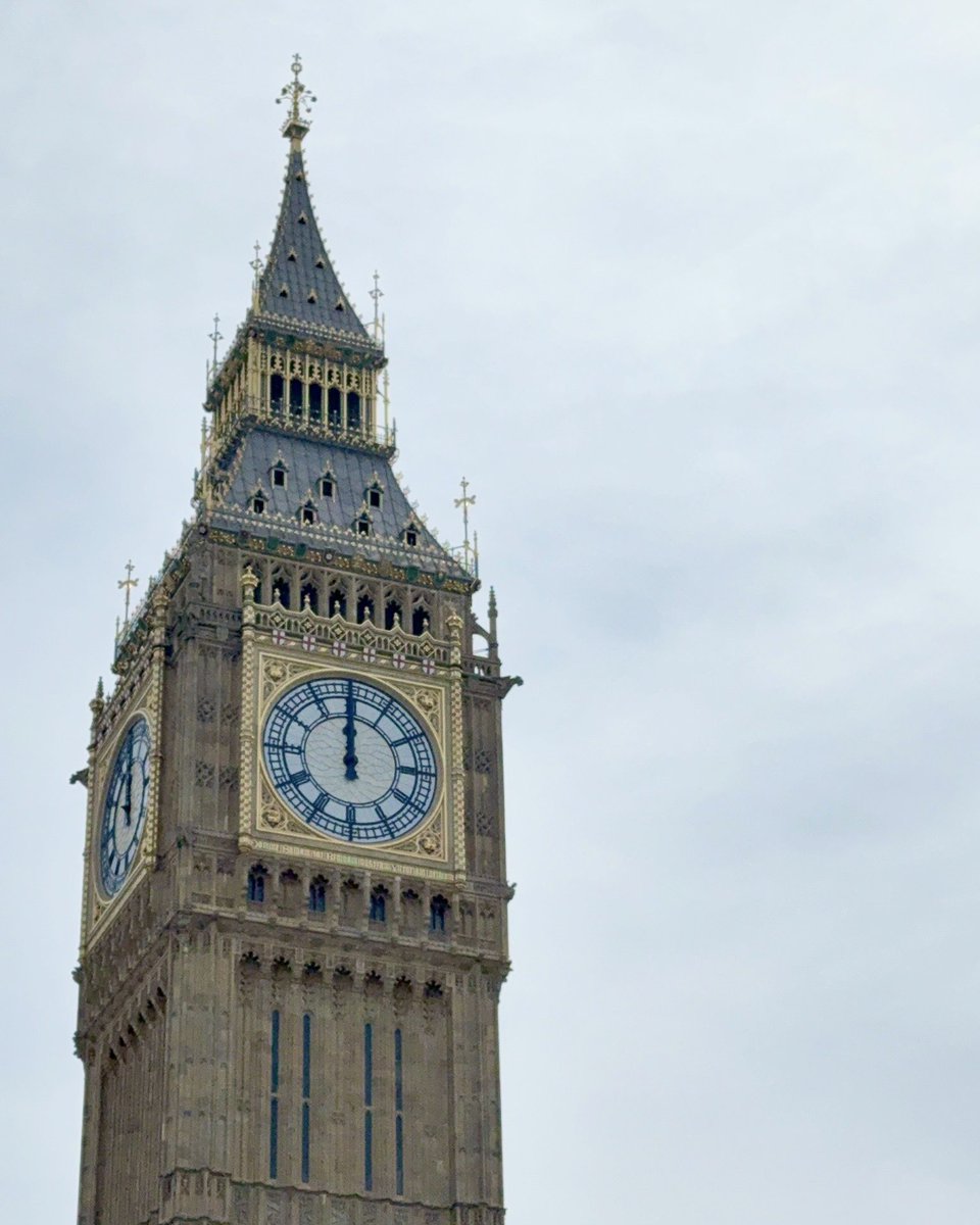 友人がロンドン行ったらしく

『ベイカー街の亡霊で、ノアズアークが
お助けキャラを用意するの忘れてた世界線』

って、12:00ピッタリの写真を送ってきたの
視点が天才(コナン脳)すぎてわらった笑