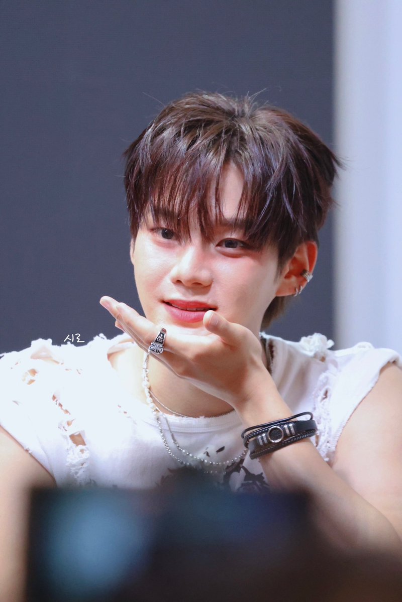 𝑺𝑯𝑰𝑹𝑶 tweet media