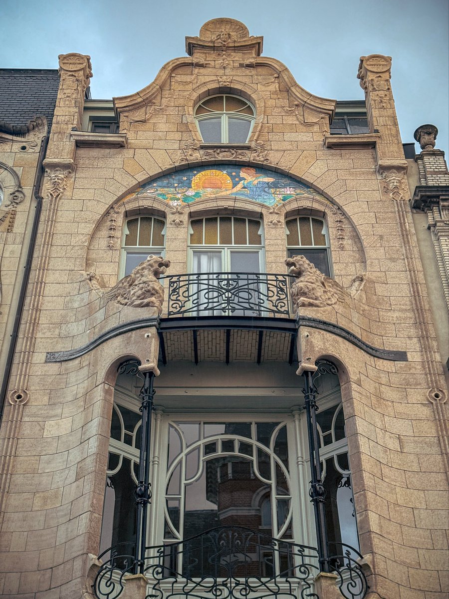 leocorvelli's tweet photo. The houses of Antwerp are not just beautiful façades. They are layered design history, built when architecture was still a language of status.
Gables that compete for attention. Brickwork that carries centuries of weather.
#Antwerp #Belgium #Architecture #Design https://t.co/9k4aoNWozK