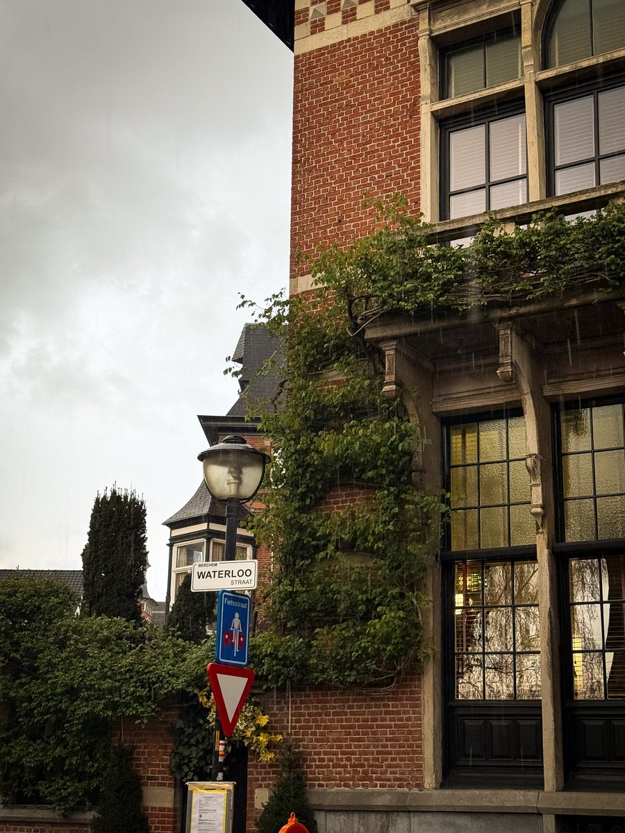 leocorvelli's tweet photo. The houses of Antwerp are not just beautiful façades. They are layered design history, built when architecture was still a language of status.
Gables that compete for attention. Brickwork that carries centuries of weather.
#Antwerp #Belgium #Architecture #Design https://t.co/9k4aoNWozK