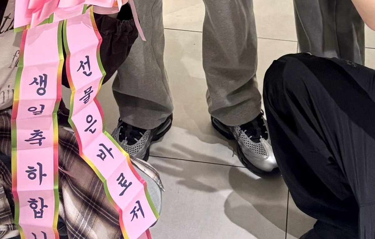 Sionbin_0502's tweet photo. 돌겠다 숀넨 이분들 커플 신발 또 추가됨 ㄷㄷ
이정도면 진짜 같이 사는것 같음 https://t.co/UaFsupCkIc