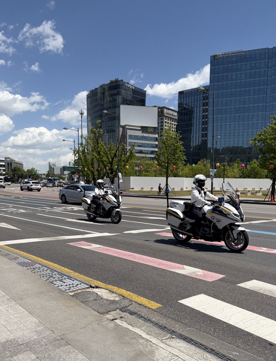 usagi_usagi_'s tweet photo. 韓国の白バイはBMW✨🏍️ https://t.co/OMOM4jWHXM