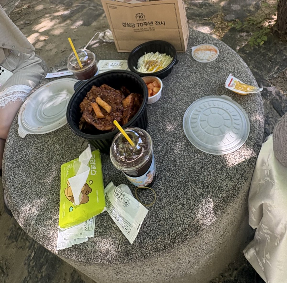 대전 농민뼈구이 사람 너무 많아서 포장해가지고 길바닥에서 먹음