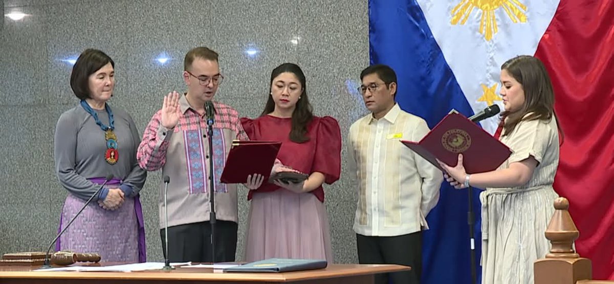 DeusXMachina14's tweet photo. There you have it. Alan Peter Cayetano is the new Senate President. https://t.co/6LJIuOw59q