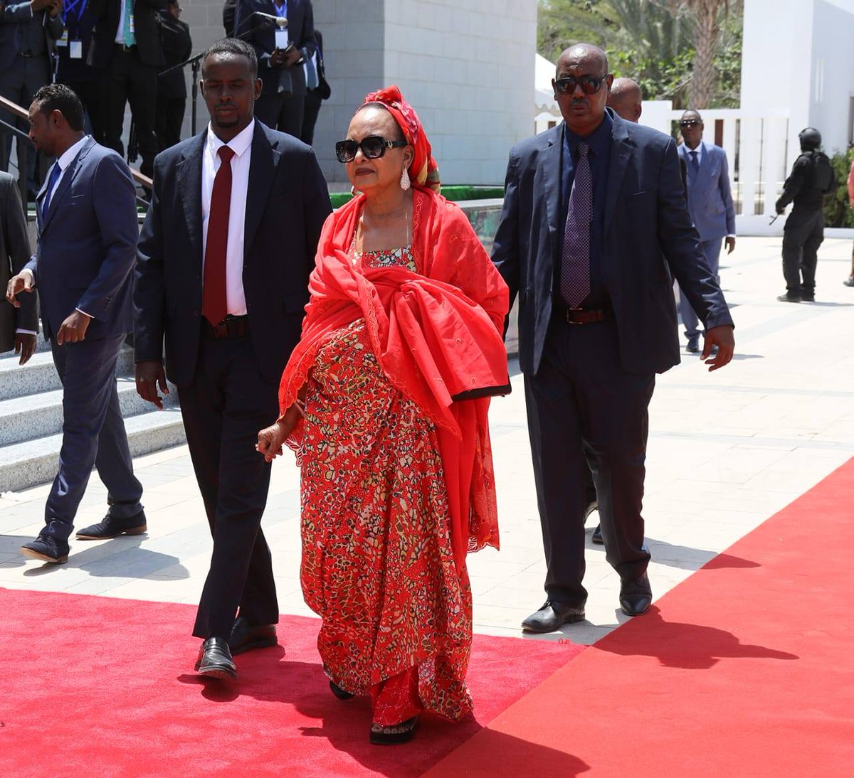 PalaisduPeuple's tweet photo. En ce jour mémorable, la cérémonie officielle d’investiture du Président de la République S.E.M Ismaël Omar Guelleh s'est tenue au Palais du Peuple, un moment solennel et historique marqué par la présence de nombreuses délégations étrangères, chefs d’État et hautes personnalités. https://t.co/CVaMuIqs8D