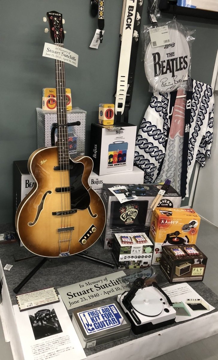 micha_23chitose's tweet photo. スチュが使ってたモデルに最も近い
ヘフナーのベース
2023年FAB4での展示
#BACKBEAT 
#BEATLESS https://t.co/W7Fjuiuw3k