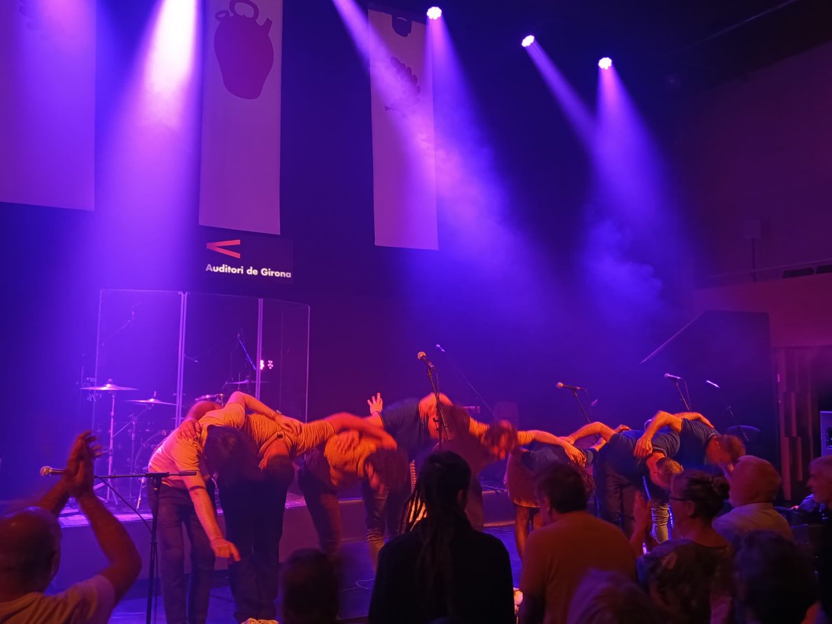 SomFetus's tweet photo. Vet aquí alguns extractes dispersos del concert d’aquest dissabte a l’ @auditori_gi de Girona. Merci als qui vau venir-hi i als qui ho va  fer possible: aixopluc! L’esllavissada romancera continua dissabte vinent a Lleida, al @cafedelteatre. Entrades, aquí:https://t.co/jiFPENTsUV https://t.co/4C9UbvEjQ8